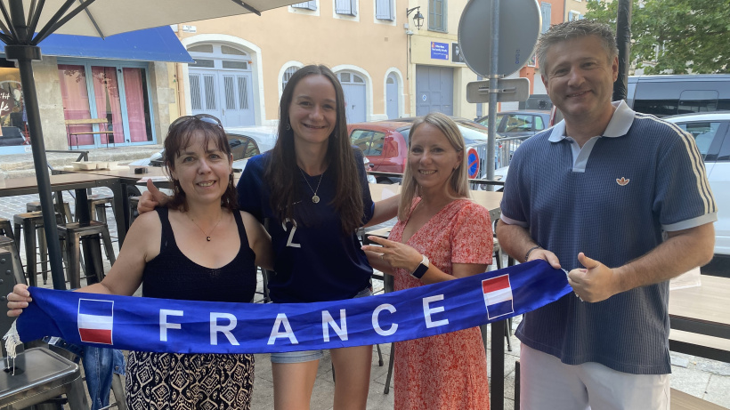 Corinne (avec le maillot des Bleus) et ses amis