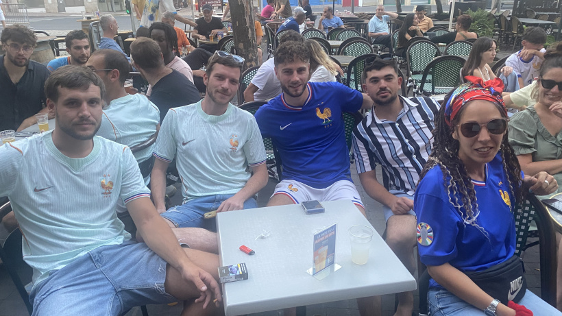 Alex (en chemise à rayures) et ses amis aux premières loges
