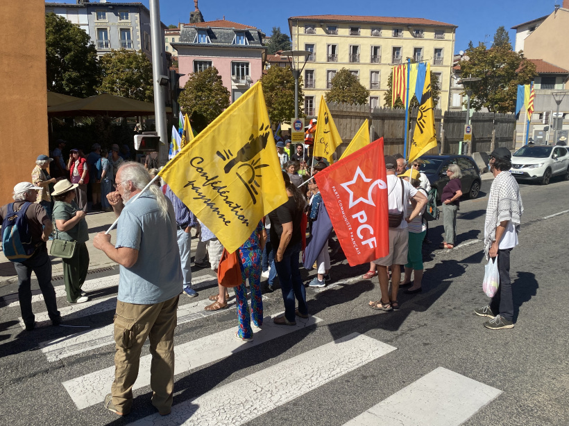 Des partis et syndicats étaient présents
