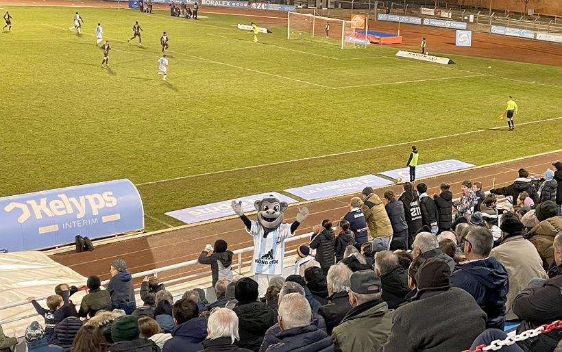 La mascotte au coeur des tribunes pour apprécier les buts 