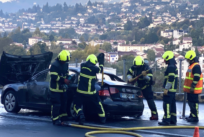 La voiture a dû être forcée pour circonscrire tout nouveau départ de flamme éventuel.