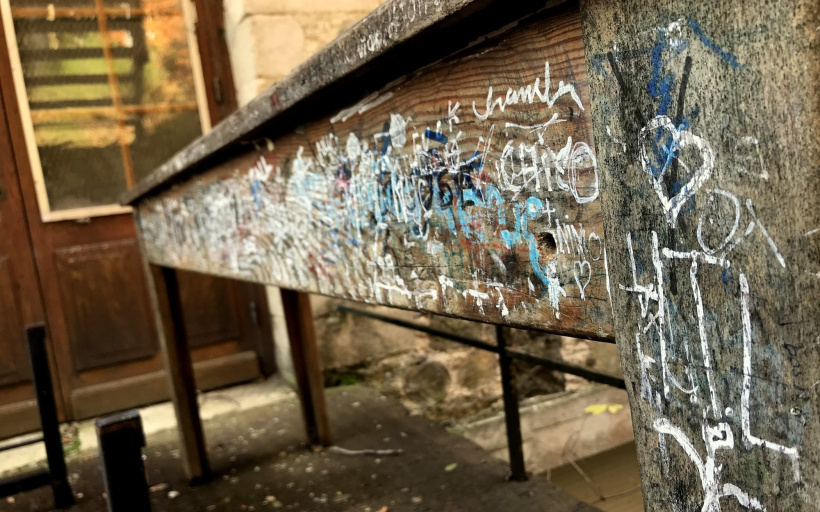 Une table d'élève du lycée Cevenol à l'abandon.