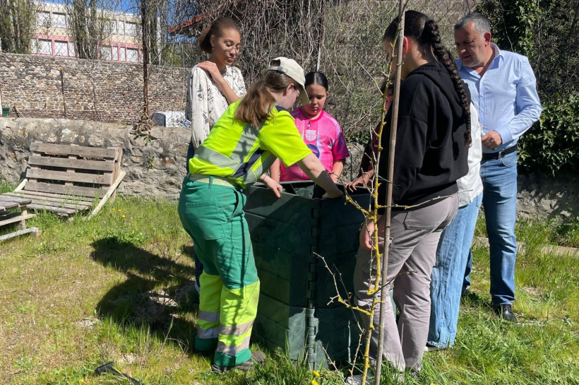Aurore explique le montage du premier bac de compost