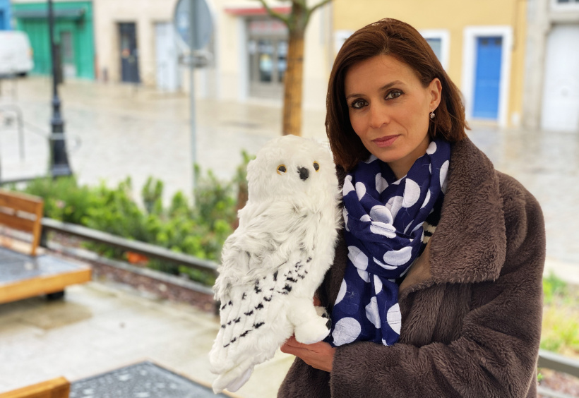 Isabelle Glatre avec Edwige, le harfang des neiges du sorcier Harry Potter. 