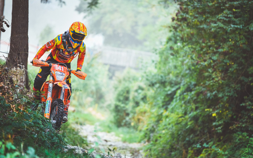 Un sportif à moto évoluant en pleine nature.