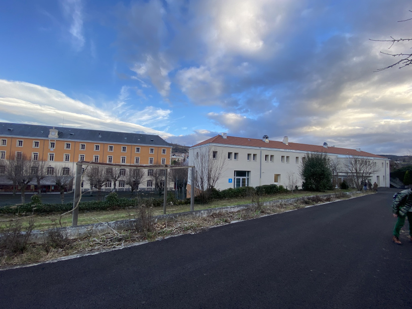 A droite, le bâtiment restauré et de nouveau fonctionnel