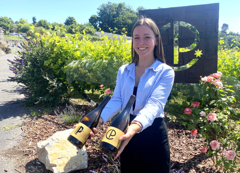 Jade Hérail, directrice du domaine, est fière de présenter les deux premières cuvées.