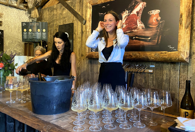 Jade Hérail en maitresse de cérémonie pour l'inauguration des deux premières cuvées. 