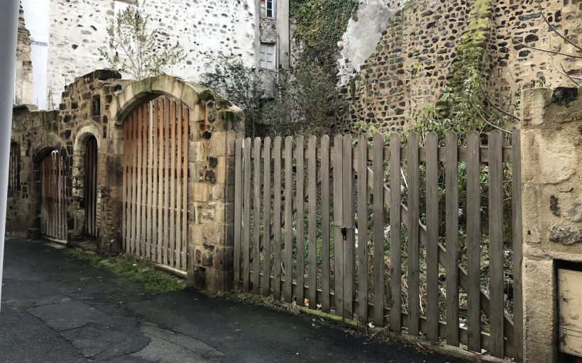 Dans la rue des Mourgues au Puy.