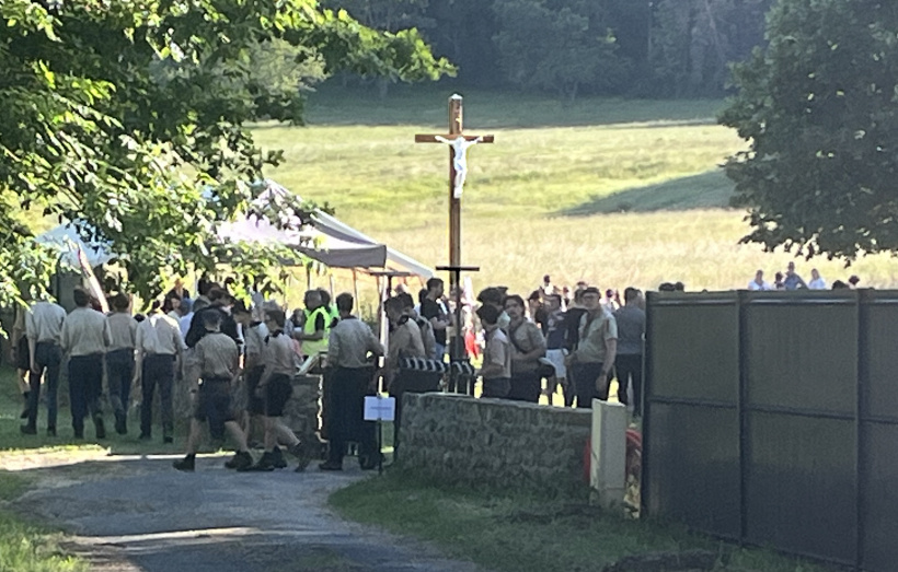 Un calvaire de 5 m de haut, installé dans un pré privé, déchaine les passions.