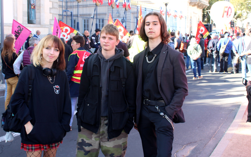 Des jeunes en place qui appellent au ralliement généralisé de leurs camarades.