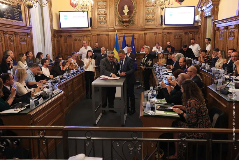 Les maires des deux villes signent l'accord de jumelage.
