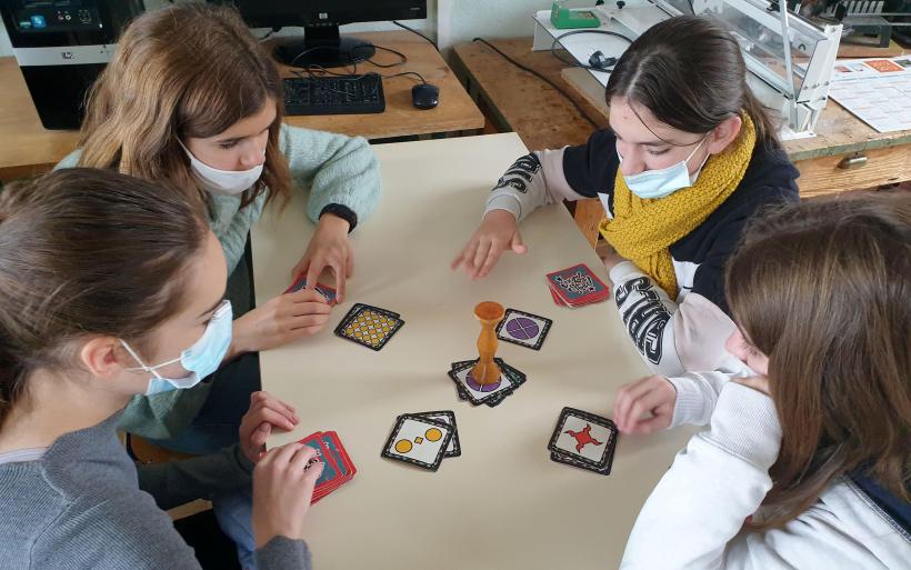 Des enfants jouent au Jungle Speed.