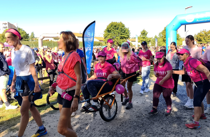 La solidarité des filles même en fauteuil
