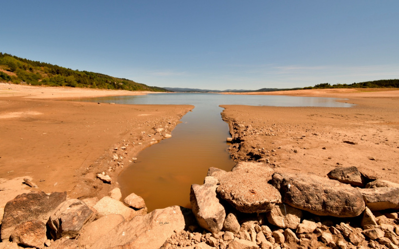 À l'une des extrémités du lac, le fond se dévoile chaque jour un peu plus.