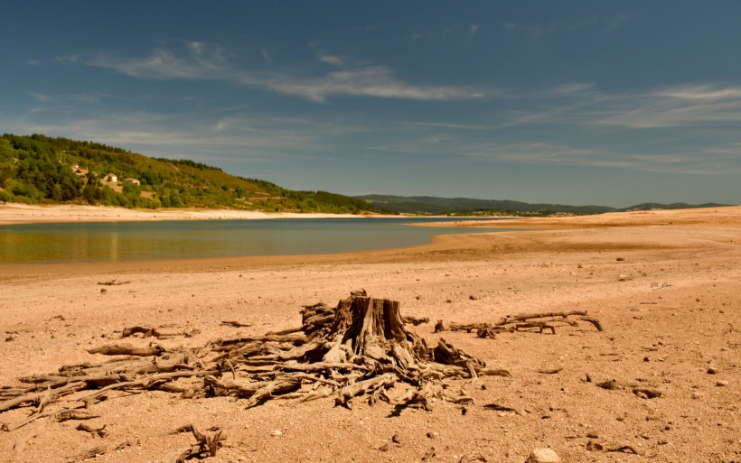 Une vue dans l'une des extrémités du lac de Naussac.