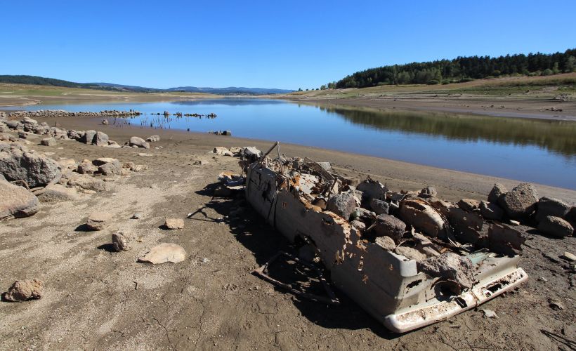 Des vestiges et d'anciennes routes apparaissent en même temps que se retire l'eau du lac de Naussac. 