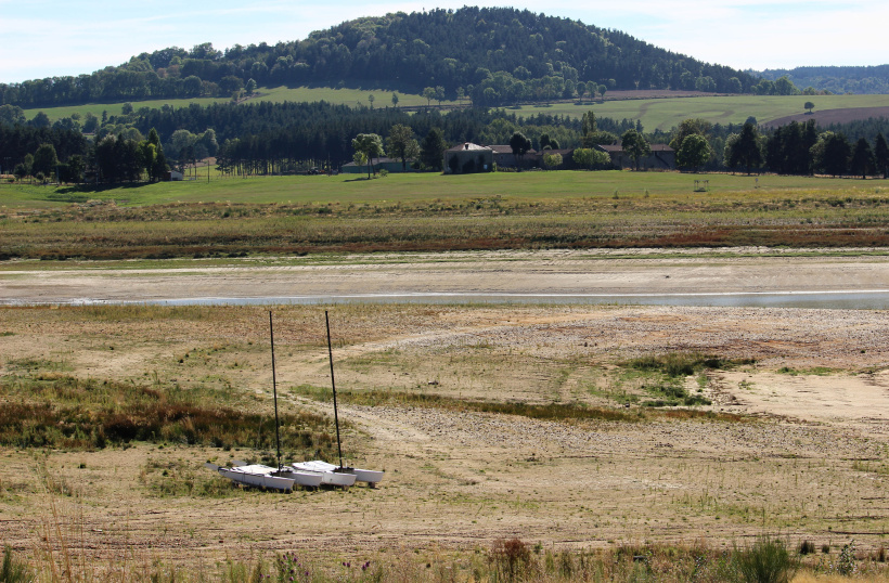 Les plages du lac de Naussac s'étendent, allongeant la distance pour mettre les embarcations à l'eau. 