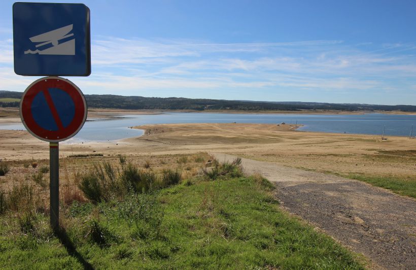 Est-ce qu'un jour, ce panneau disparaitra, faute de toute présence d'eau dans le lac de Naussac ?