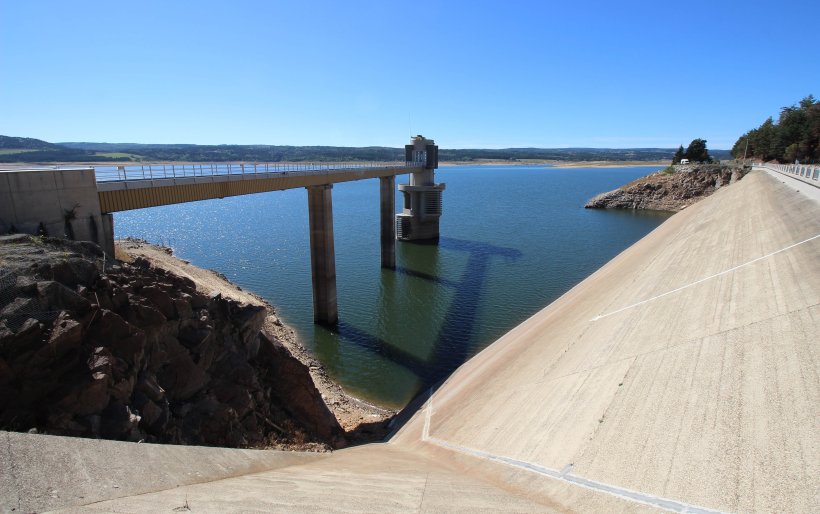 Cette image, prise le 24 sept 2023, démontre bien la très faible quantité d'eau dans le lac de Naussac. 