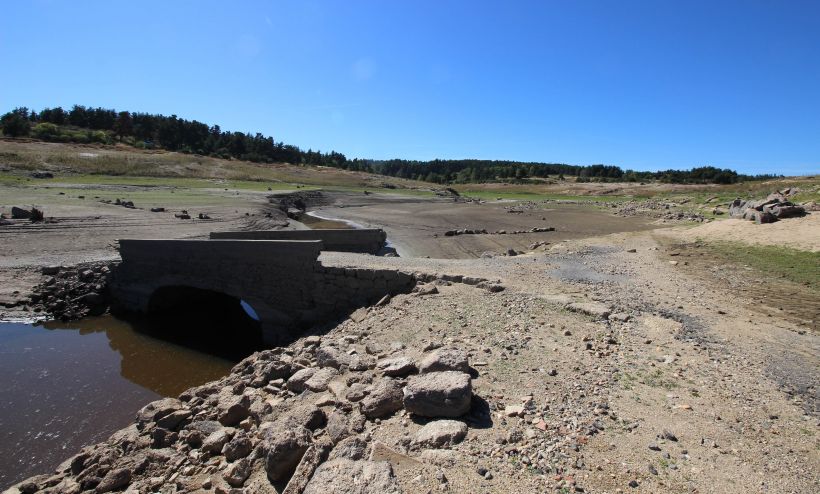 Un petit pont en pierre qui surgit du passé, d'habitude caché sous les eaux du lac de Naussac.