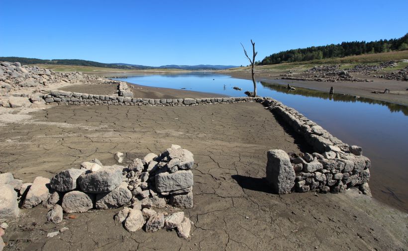 Cette photo est sans équivoque quant à l'état de remplissage du lac de Naussac. 