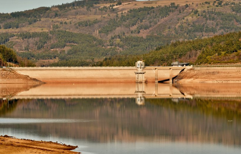 Cette photo date du 15 février 2024. Au fond, la ligne bétonnée du barrage de Naussac.