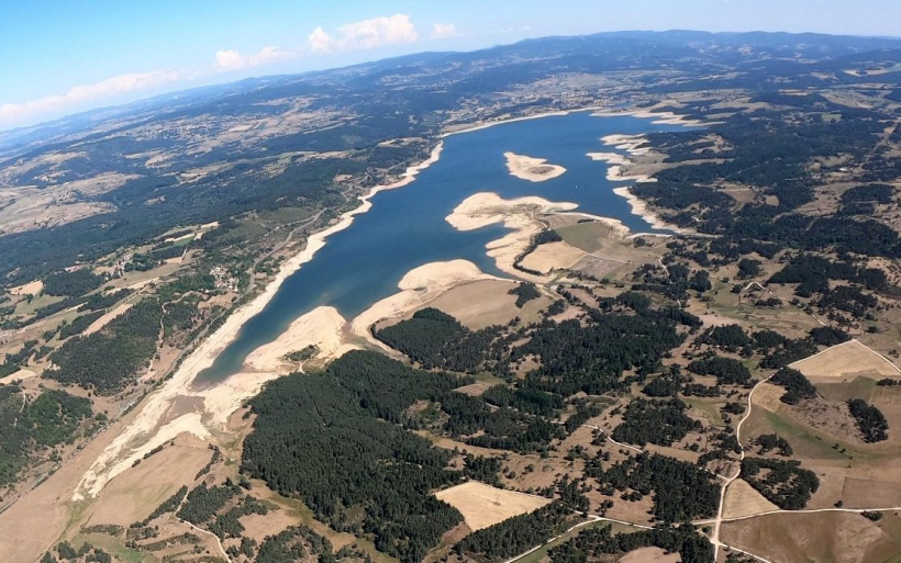 La retenue d'eau de Naussac, aussi indispensable qu'en grand danger. 