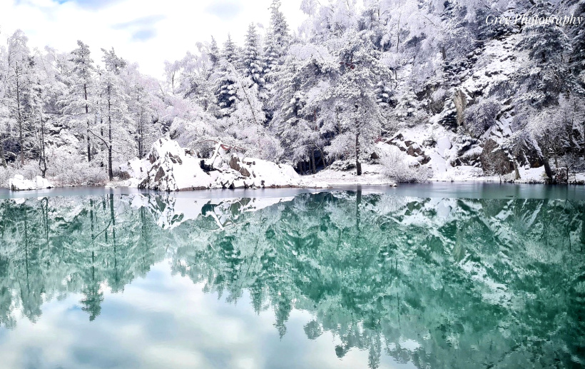 Le lac Bleu d'une pureté presque palpable, pris en photo le 25 décembre 2025.