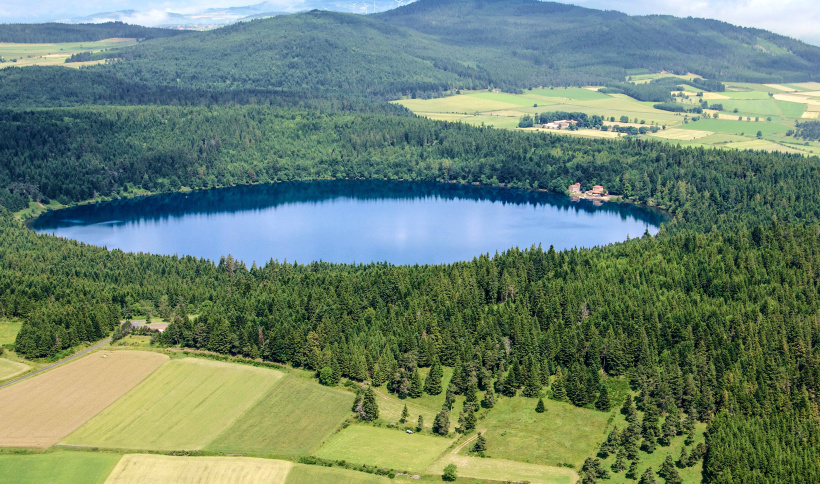 Une perle d'eau versée dans un vert de montagne.