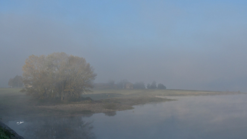 Chuuut... Le monde se réveille lentement sur le lac de Naussac.
