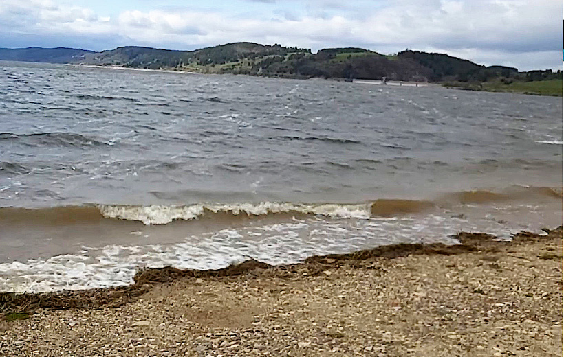 Le lac se remplit goutte après goutte, donnant à son corps force et consistance.