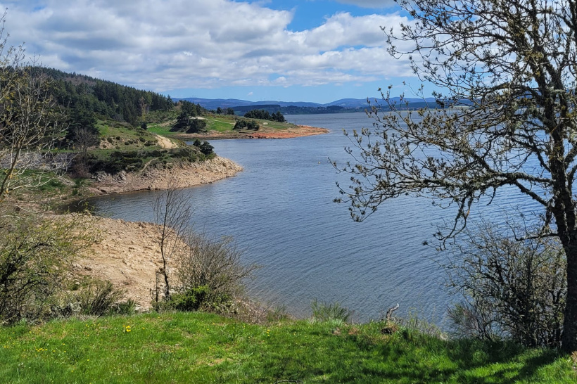 Cette photo du lac a été prise le 20 avril. Les plages se font grignoter par les eaux.