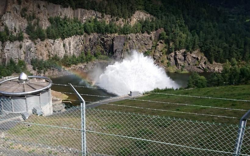 10 m3 s'échappent à chaque seconde du barrage de Naussac pour alimenter l'Allier.