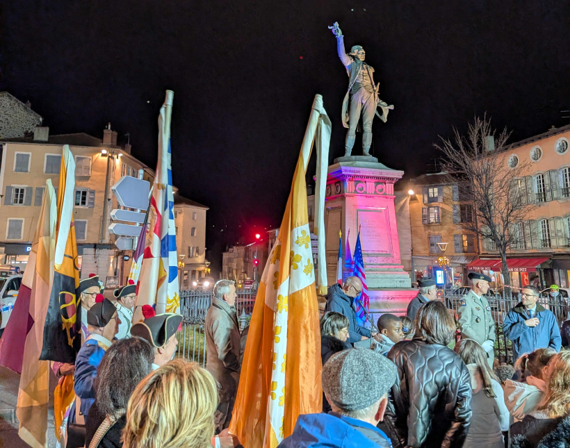 Beaucoup de monde devant le grand général des armées. 