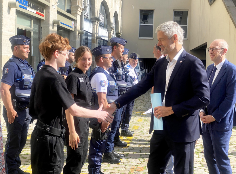 Laurent Wauquiez salue les effectifs des policiers municipaux de la ville du Puy-en-Velay.