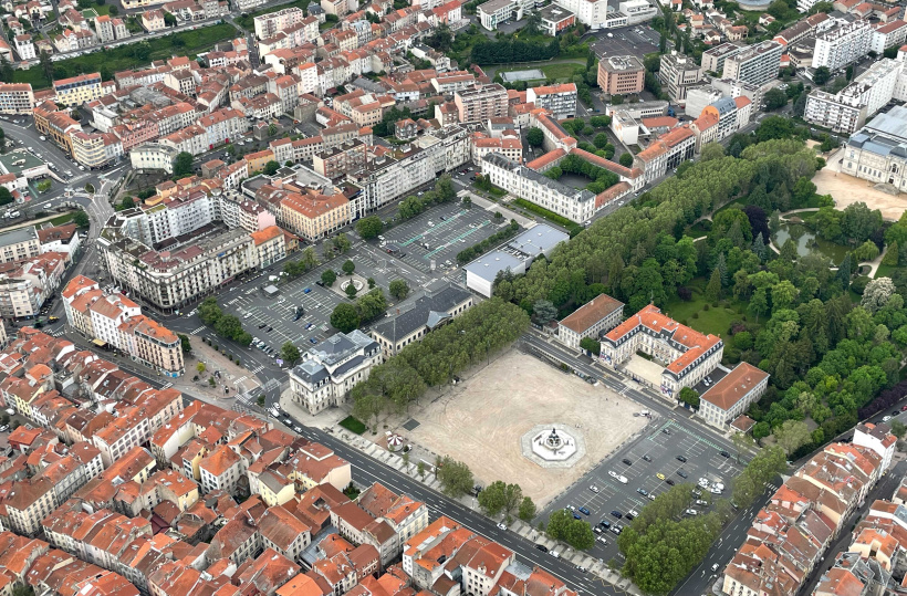 Les grandes places de la cité anicienne qui s'étendent dans le cœur de ville. 