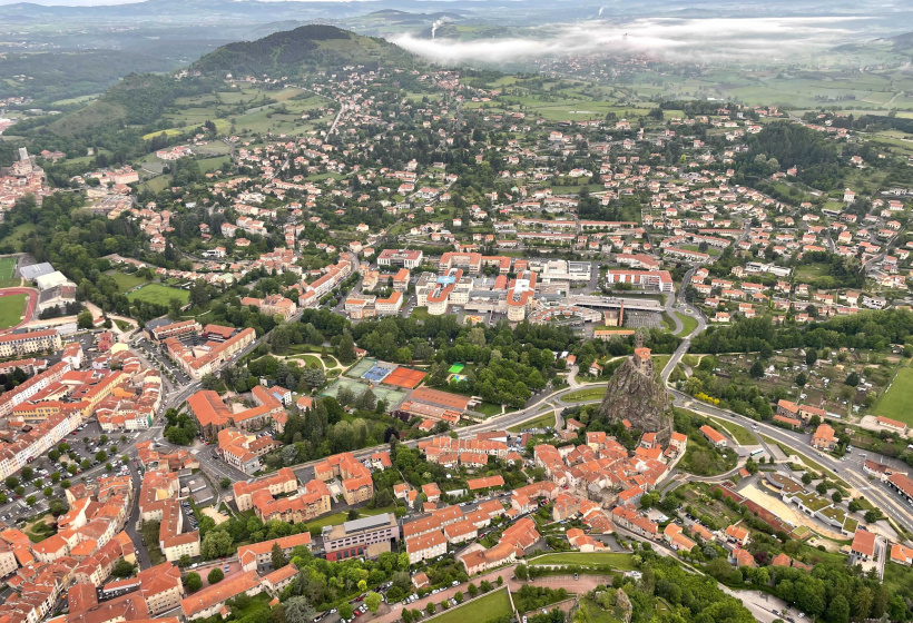 L'hôpital Emile-Roux au Puy-en-Velay… vu d'en haut. Et Polignac au loin. 