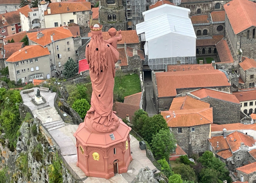 Notre-Dame-de-france n'a pas daigné tourner la tête pour se faire prendre en photo.