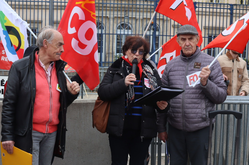 Gilbert Ducarouge (FSU)  et Joseph Déléage (FO) autour de Sabine Bouquet (CGT). 