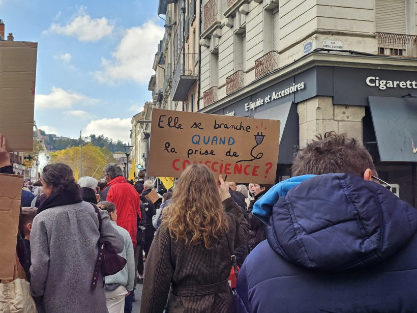 Les jeunes demandent une prise de conscience de leurs difficultés.