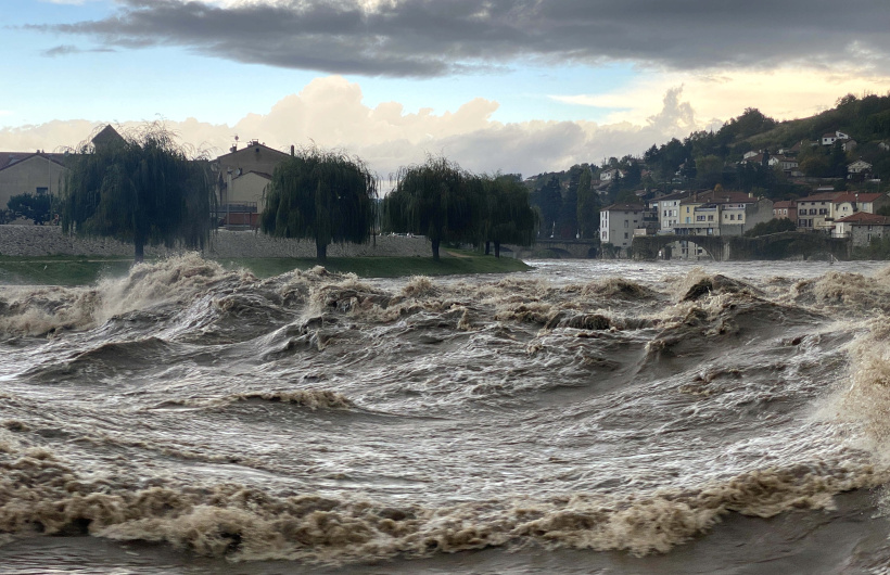 Des vagues parfois de plusieurs mètres de haut vers les seuils d'Audinet à Brives.
