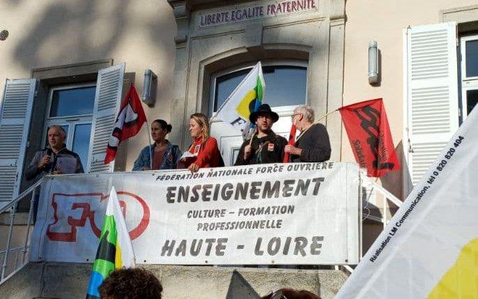 Sur le parvis de l'Inspection Académique de la Haute-Loire.