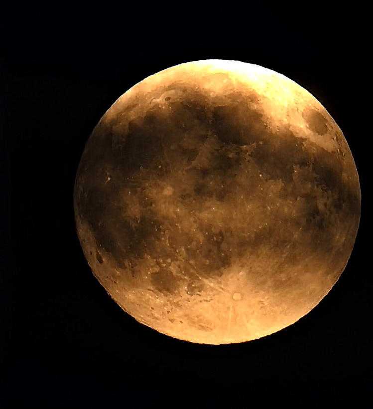 Elle tient la main de son amie la Terre depuis la nuit des temps. 