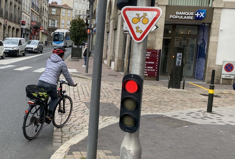 Le M12 accorde le droit aux cyclistes de franchir le feu rouge pour éviter les accrochages