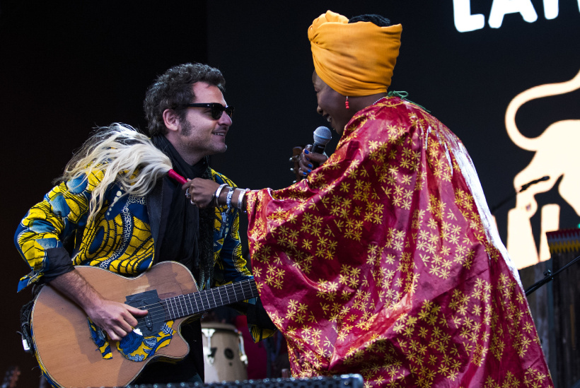 Matthieu Chedid et Fatoumata Diawara dans le groupe Lamomali. 
