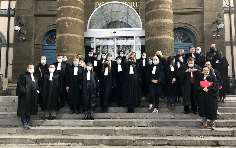 Les magistrats du Puy sur les marche du Palais de Justice.