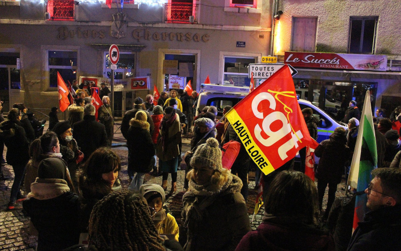 Les manifestants devant la mairie fermée. 