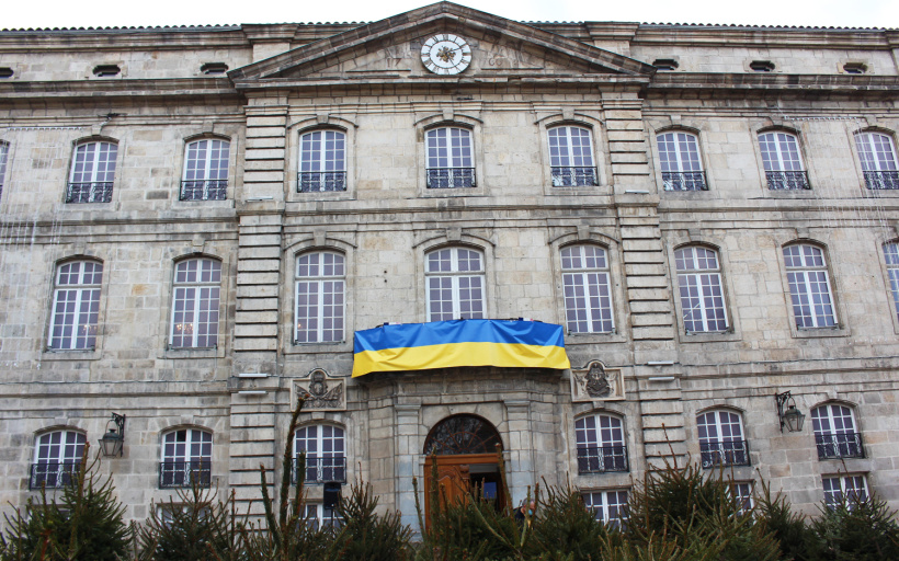 La mairie du Puy a dressé les couleurs de l'Ukraine sur sa façade. 