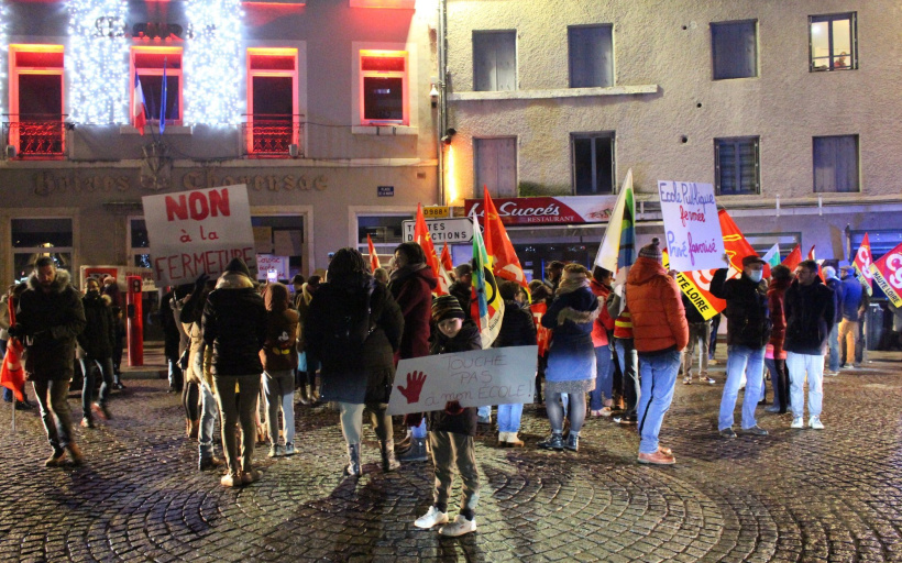 Les manifestants se sont réunis devant la mairie de Brives-Charensac.